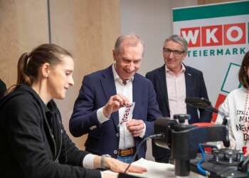 Beim Girls' Day konnten die Mädchen den professionellen Umgang mit Technik ausprobieren.