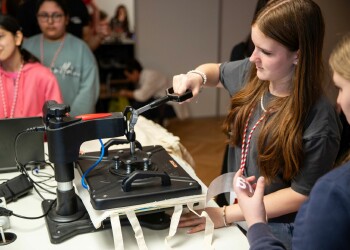 Beim Girls' Day konnten die Mädchen den professionellen Umgang mit Technik ausprobieren.