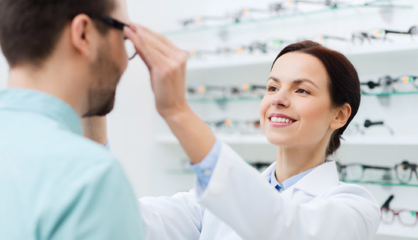 Optikerin berät Mann beim Brillenkauf
