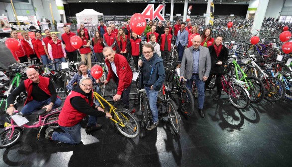 AK-Präsident Josef Pesserl (vorne Mitte), Radexperte Erwin Trummer (vorne 2. v. l.) und das Team der AK-Radbörse in der Messehalle in Graz.