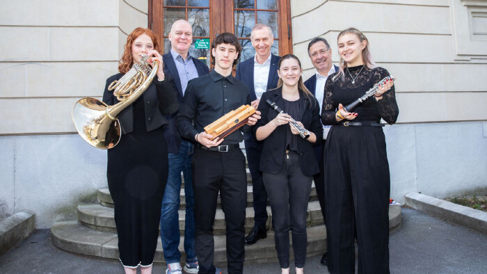 AK-Vizepräsident Gernot Acko, AK-Präsident Josef Pesserl und AK-Präsident Dr. Johann Scheuch mit den vier Lehrlingen, die im Orchester bei einem Stück mitspielen konnten. © Graf-Putz, AK Stmk AK-Vizepräsident Gernot Acko, AK-Präsident Josef Pesserl und AK-Direktor Dr. Johann Scheuch mit den vier Lehrlingen, die im Orchester bei einem Stück mitspielen konnten.