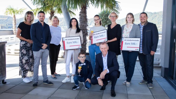 Unter allen Familien, die an der Studie teilnahmen, wurden 500-Euro-Schecks verlost. AK-Präsident Josef Pesserl (vorne), AK-Bildungsbereichsleiterin Alexandra Hörmann (l.) und Katrin Hochstrasser (AK-Bildungsabteilung, 3. v. l.) übergaben die Schecks an die Familien Burger, Zach und Arnfelser-Lendl (v. l.). 